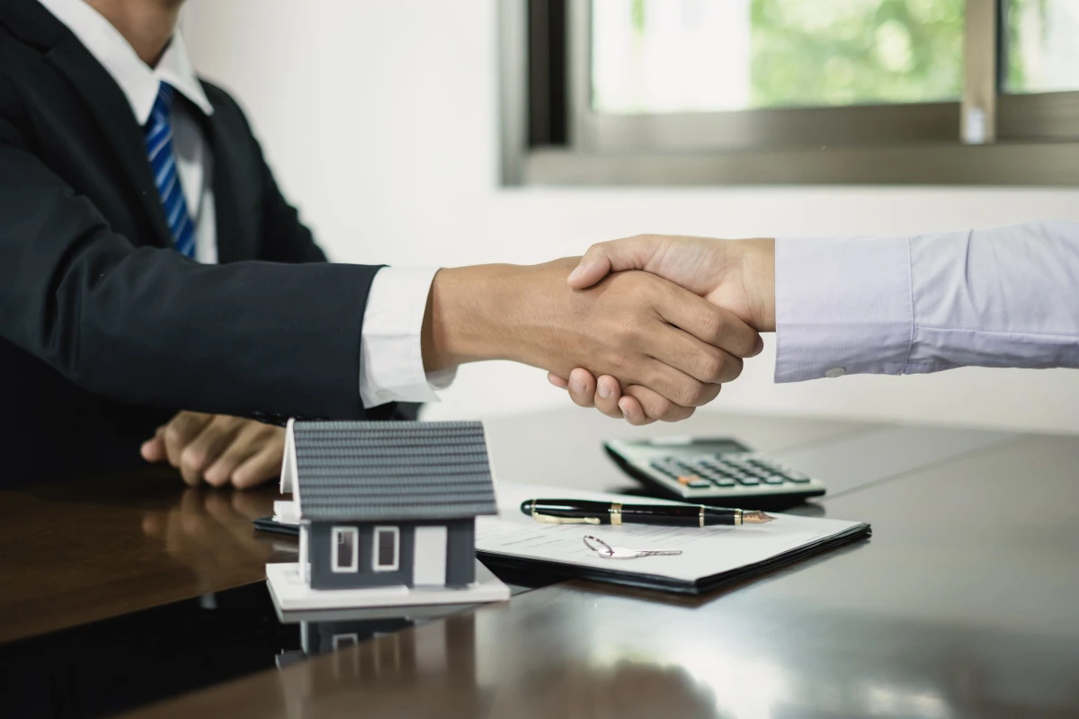 Maîtrisez l'art de négocier votre assurance habitation : conseils d'expert pour optimiser votre couverture et réduire vos primes